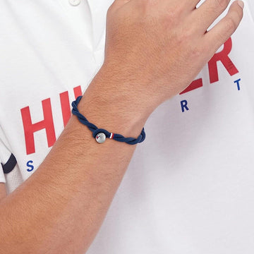 Ανδρικό βραχιόλι Tommy Hilfiger υφασμάτινο σε μπλε χρώμα με διαγώνια πλέξη.